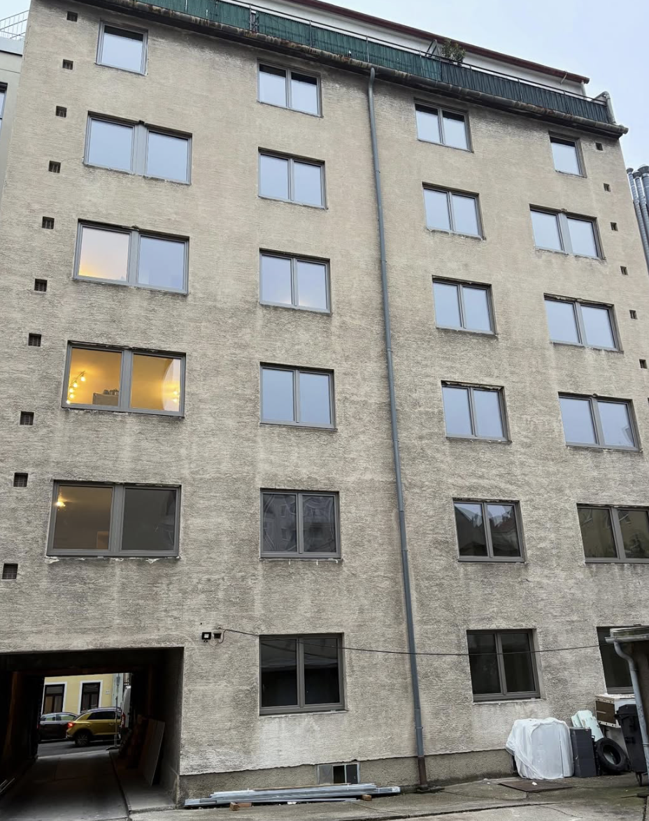 Altbaufassade in Wien mit erneuerten Fenstern