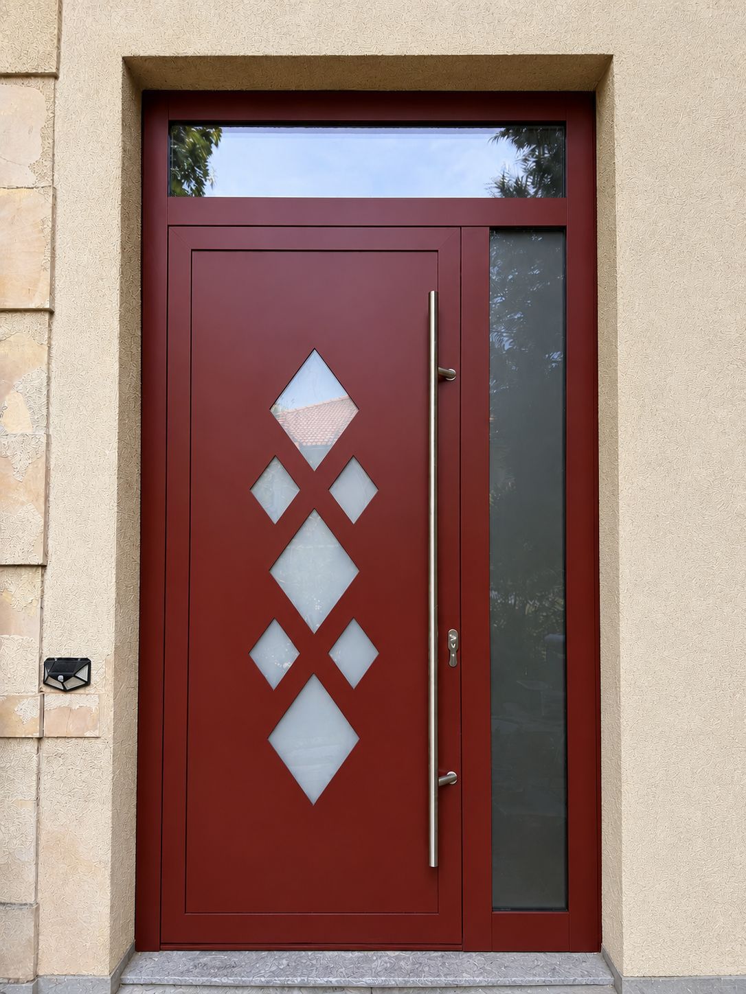 Sicherheitstür in Rot mit Rauten-Glas und Seitenteil