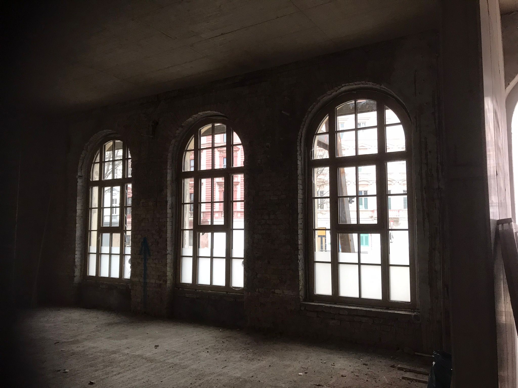 Alte Rundbogenfenster im Rohbau