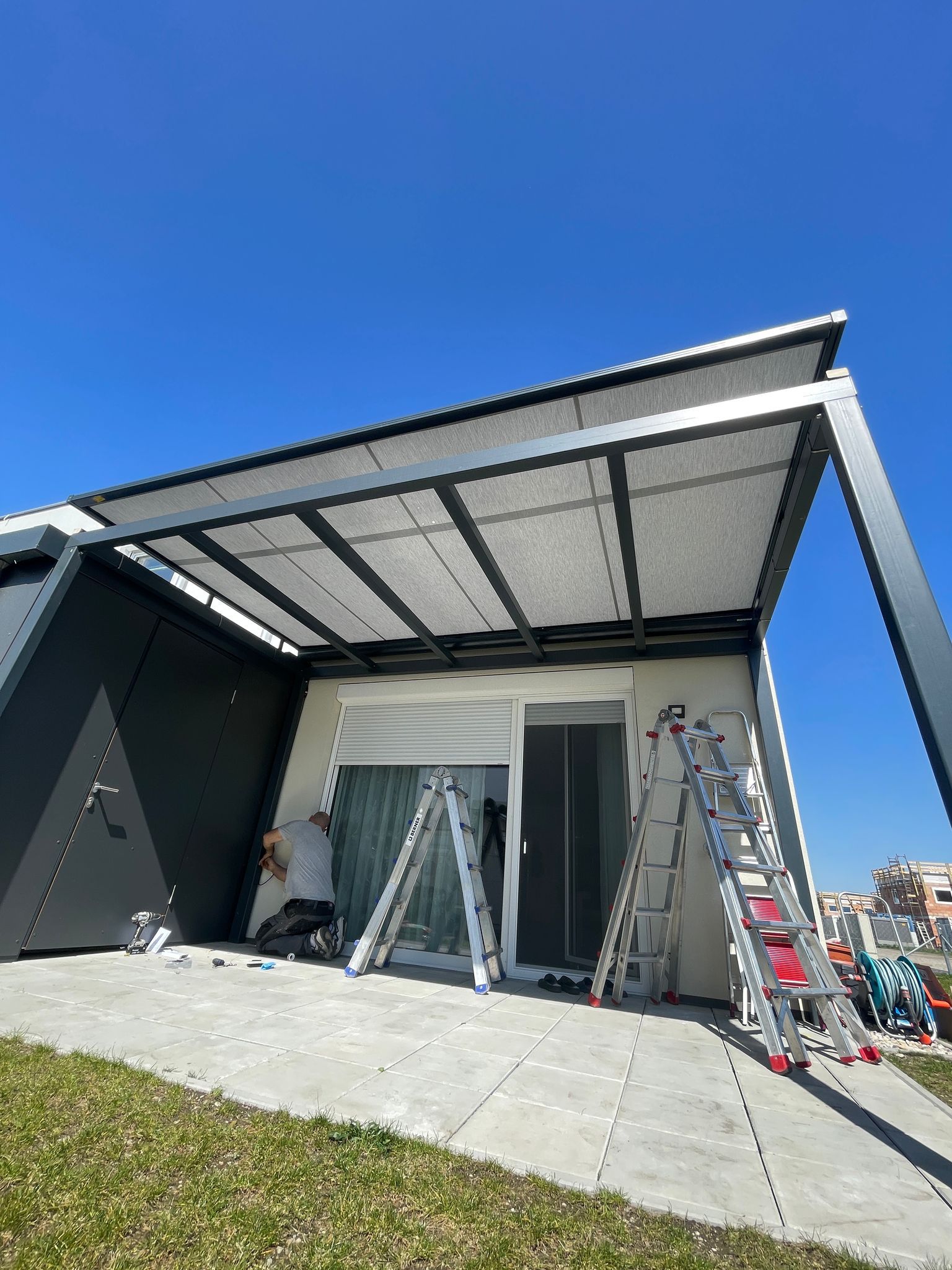 Große Schiebetür zur Terrasse mit Pergola
