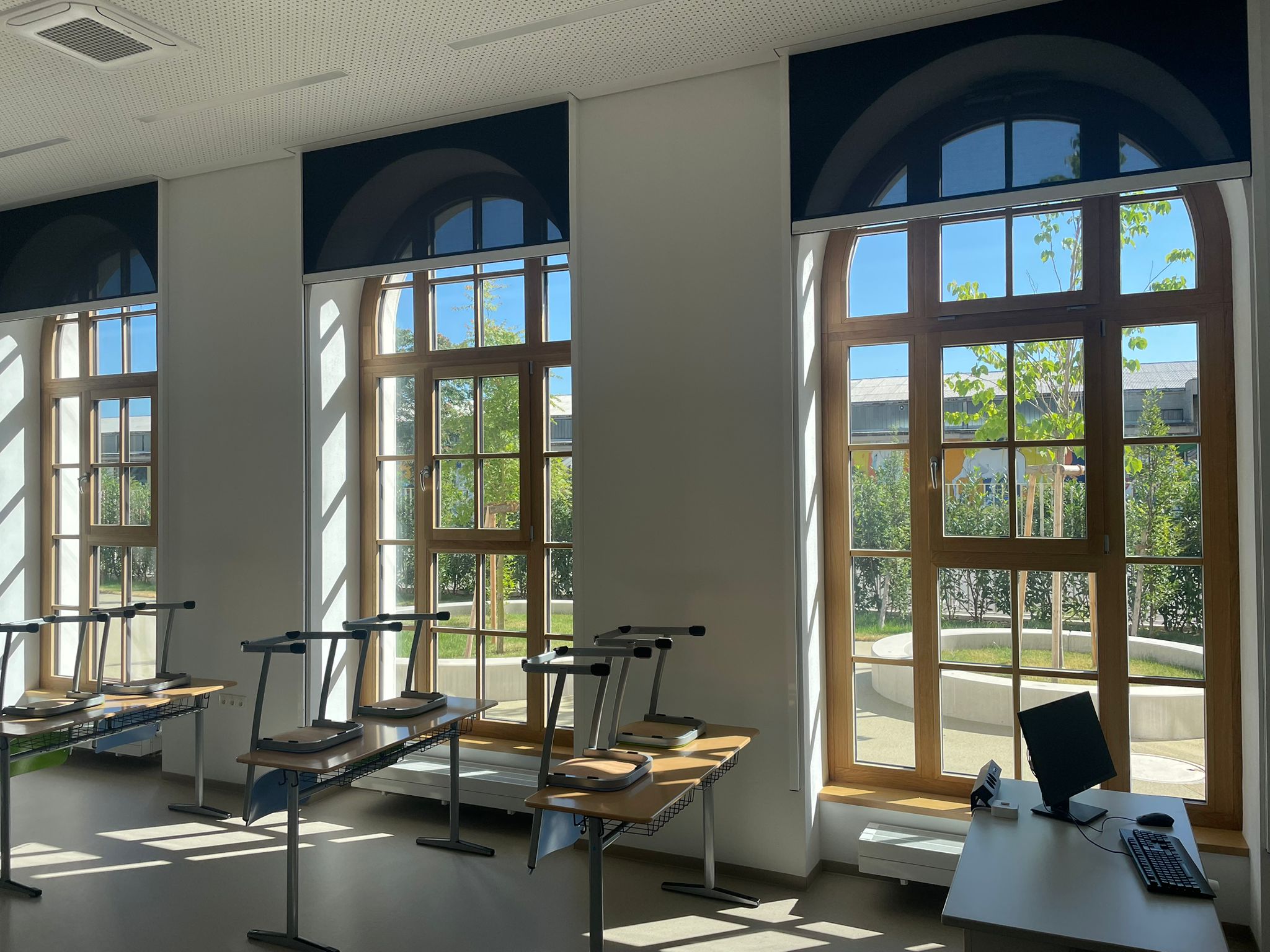 Neu gefertigte Rundbogenfenster aus Holz mit Sprossen im Altbau